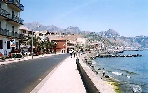 Bed & Breakfast B&B A Casa Di Amici Giardini Naxos